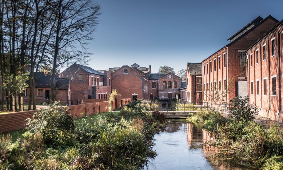 A Bombay Sapphire distillery tour with cocktails